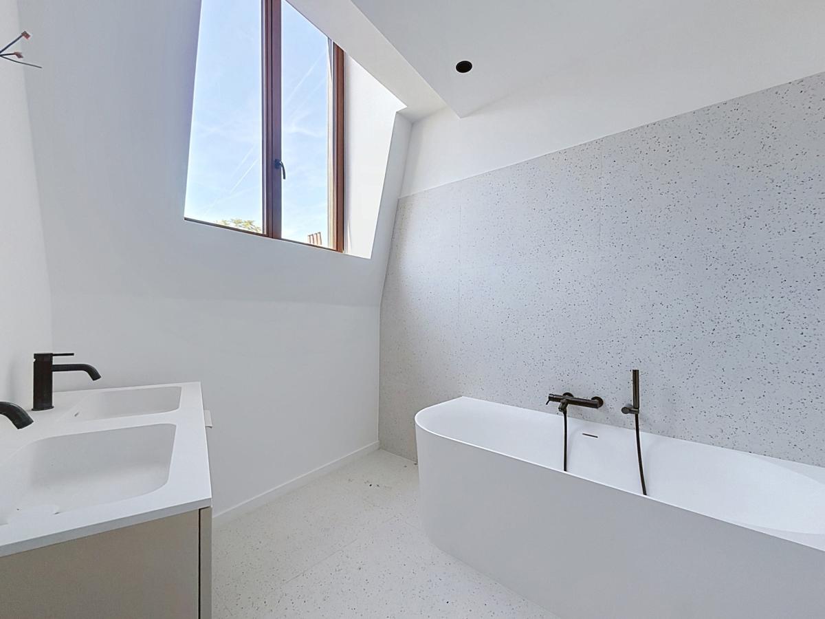 Stephanie/Toison d'or, penthouse rénové ±120m² 3ch terr 17m²