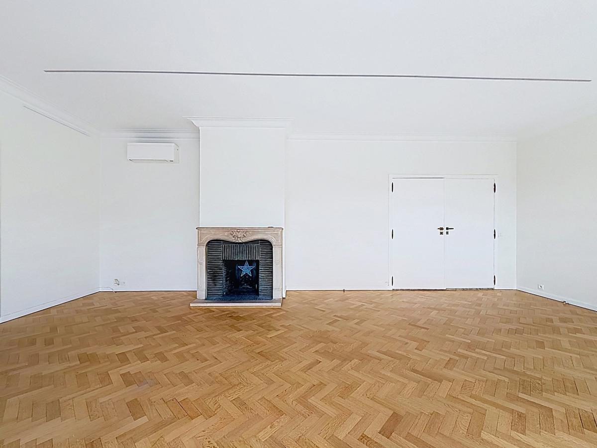 Étoile / ULB : appartement + parking + terrasse sur le toit