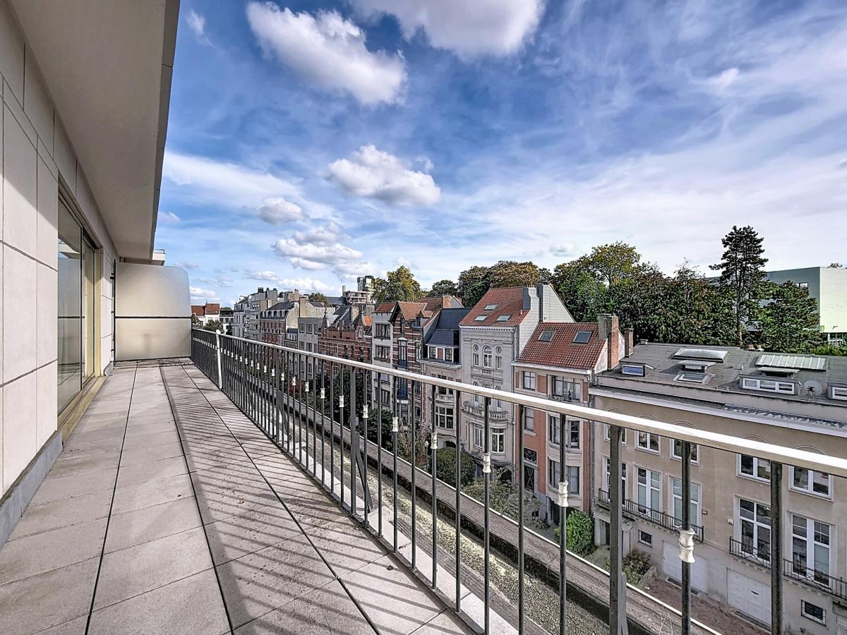 Étoile / ULB : appartement + parking + terrasse sur le toit