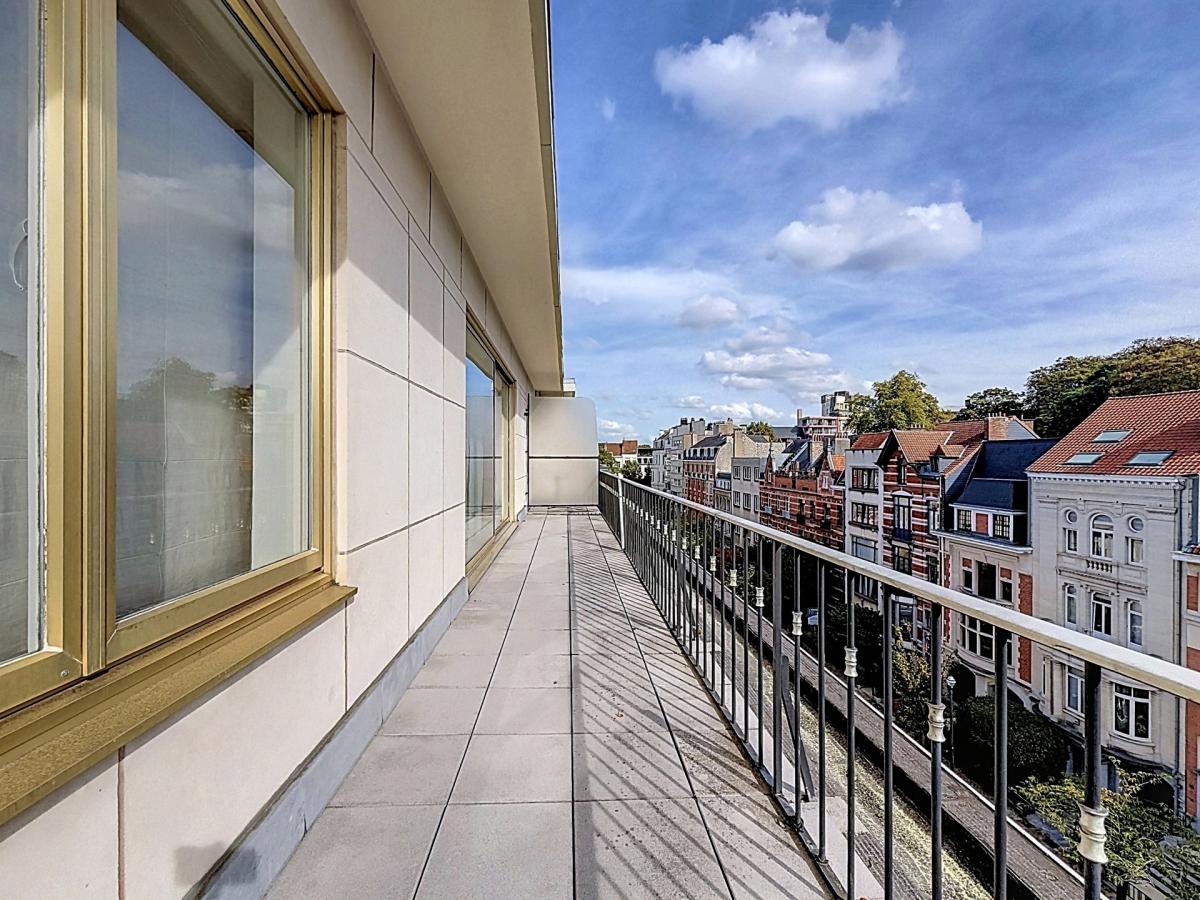 Étoile / ULB : appartement + parking + terrasse sur le toit