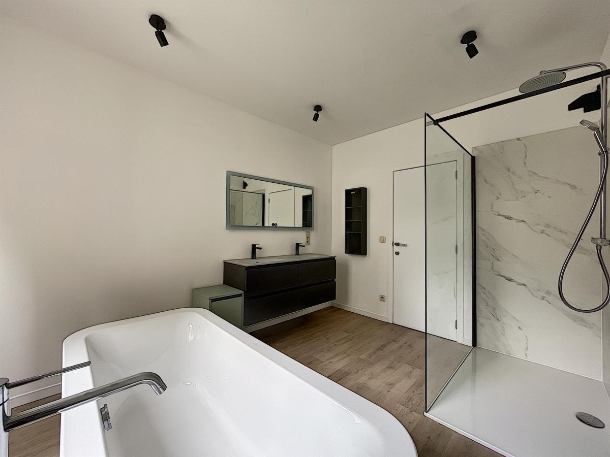 QUARTIER CHATELAIN : Magnifique triplex entièrement rénové