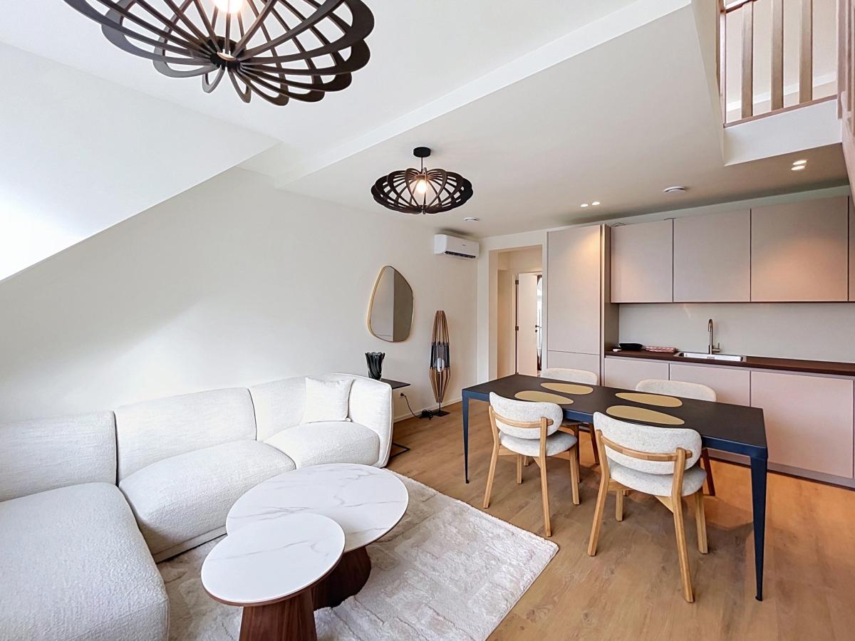 Cinquantenaire - Magnifique duplex 3 ch. rénové et meublé