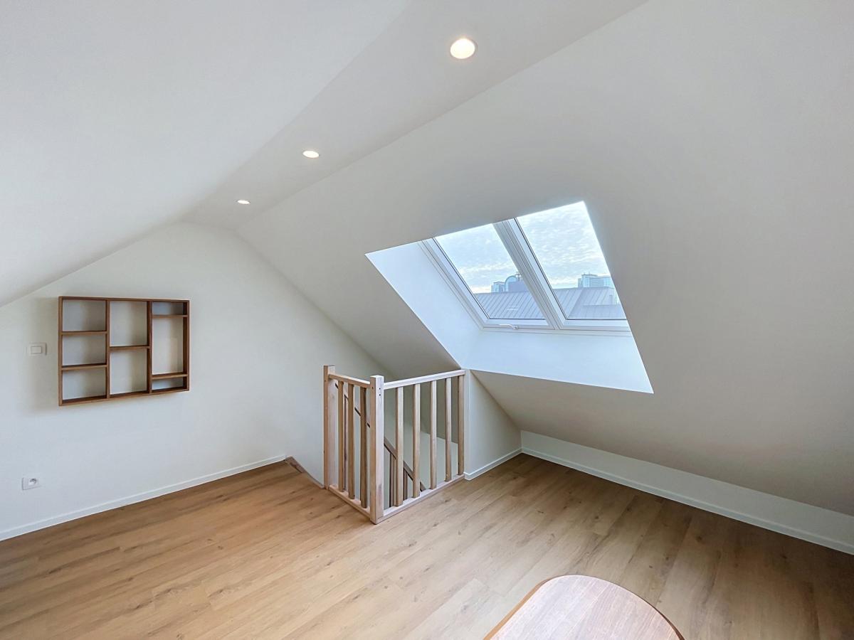 Cinquantenaire - Magnifique duplex 3 ch. rénové et meublé