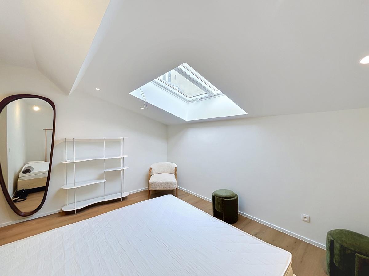 Cinquantenaire - Magnifique duplex 3 ch. rénové et meublé