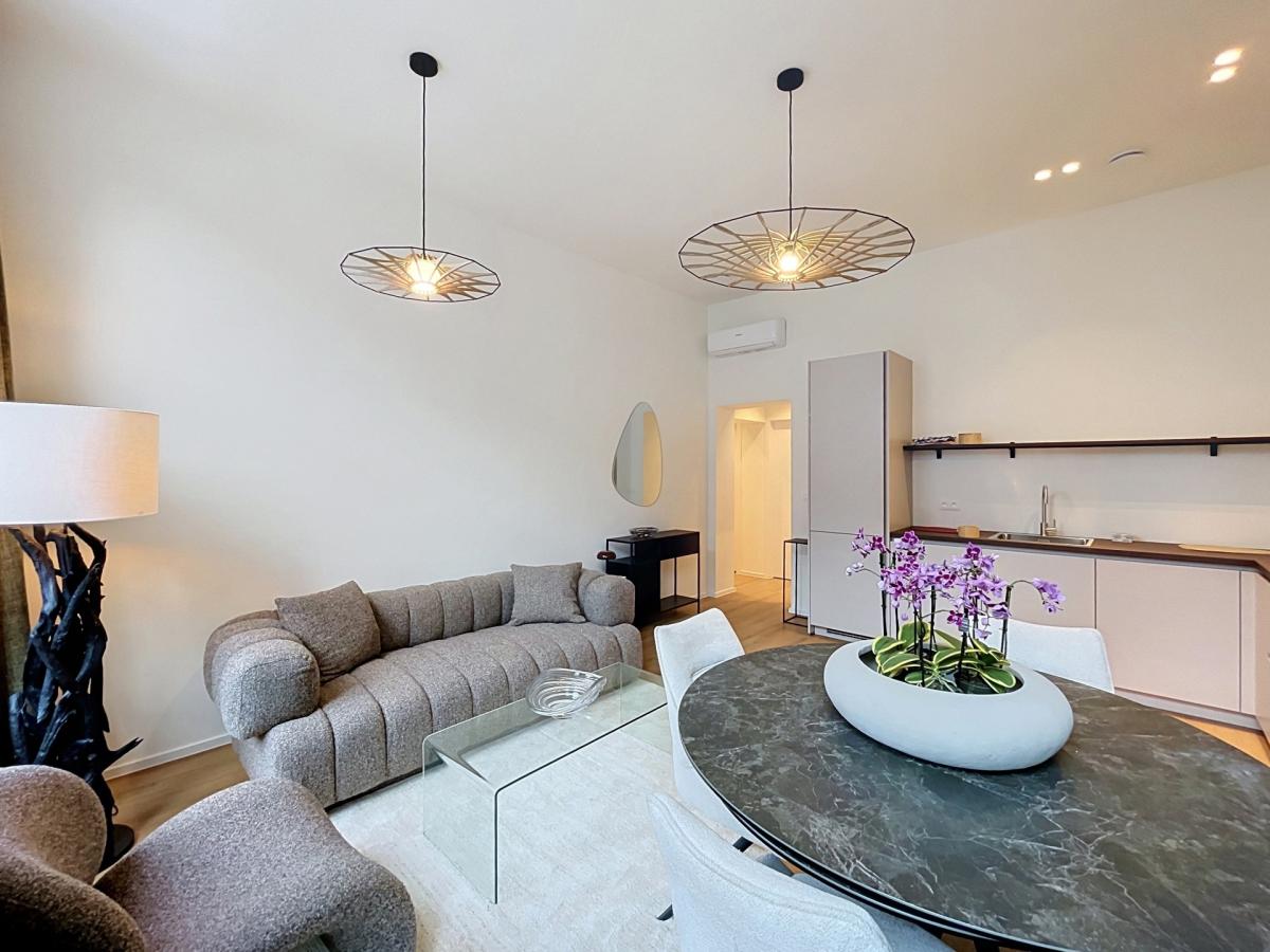 Cinquantenaire: Magnifique appartement 2 ch. rénové & meublé