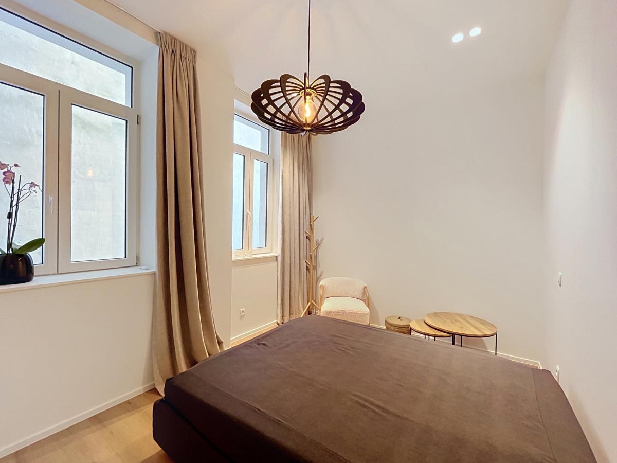 Cinquantenaire: Magnifique appartement 2 ch. rénové & meublé