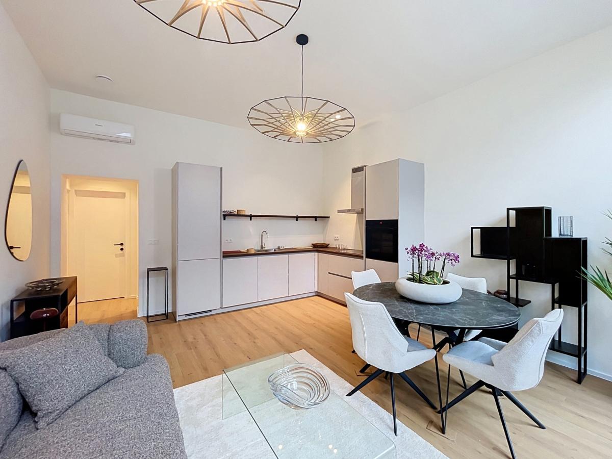 Cinquantenaire: Magnifique appartement 2 ch. rénové & meublé