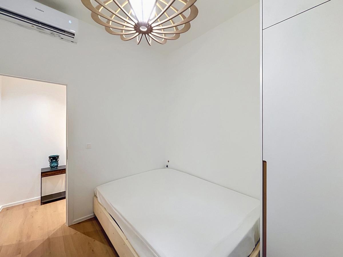Cinquantenaire: Magnifique appartement 2 ch. rénové & meublé