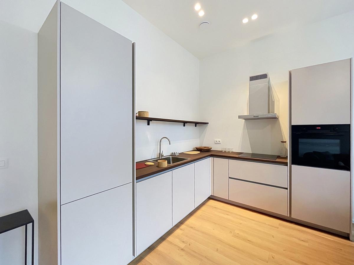 Cinquantenaire: Magnifique appartement 2 ch. rénové & meublé