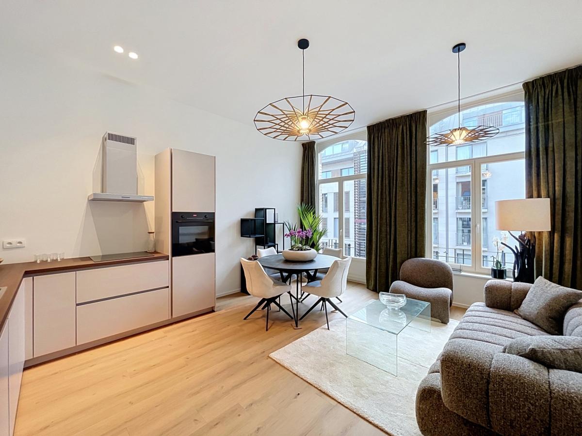 Cinquantenaire: Magnifique appartement 2 ch. rénové & meublé