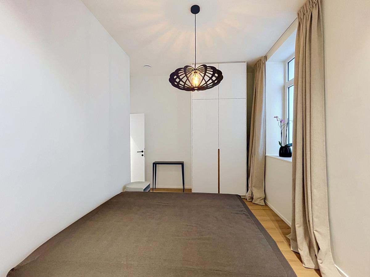 Cinquantenaire: Magnifique appartement 2 ch. rénové & meublé