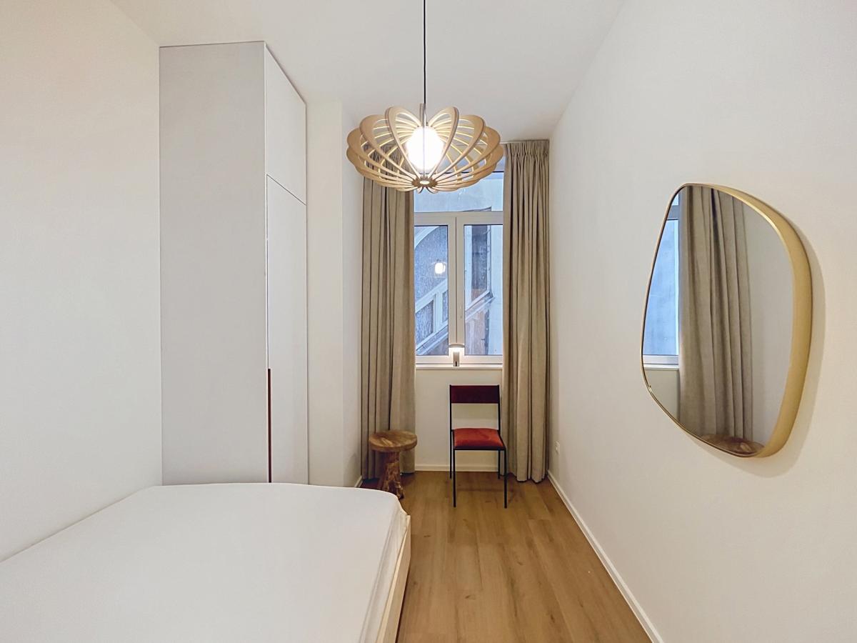 Cinquantenaire: Magnifique appartement 2 ch. rénové & meublé