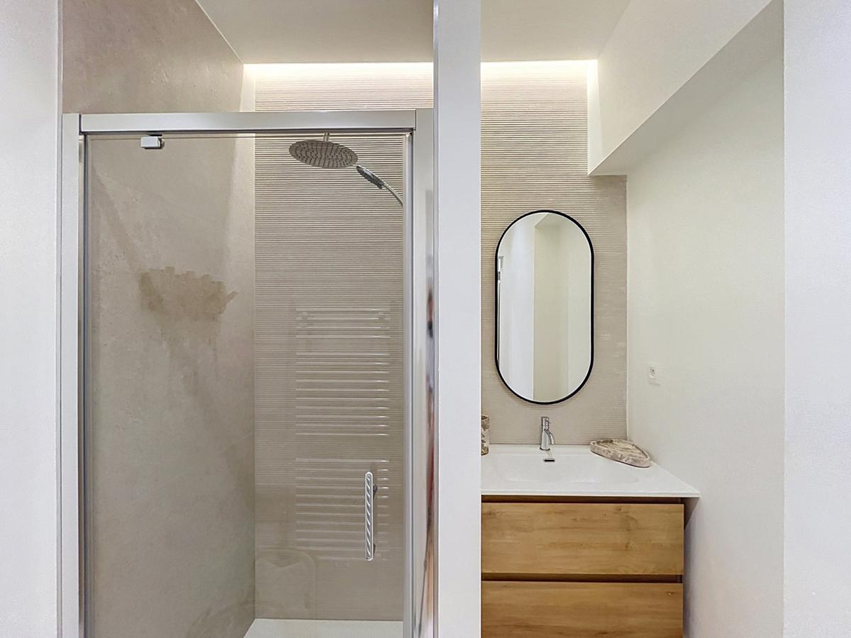 Cinquantenaire: Magnifique appartement 2 ch. rénové & meublé