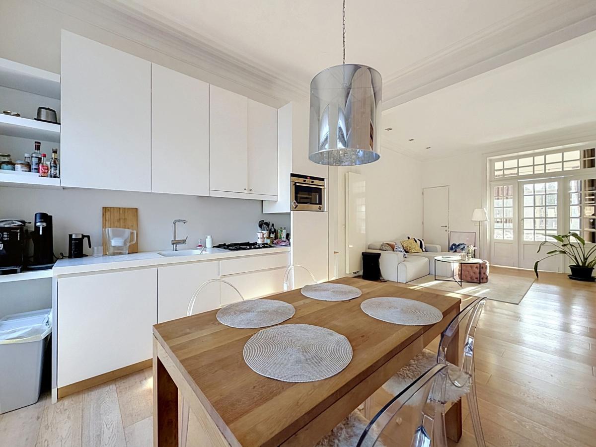 Place Brugmann : Appartement de caractère avec un balcon