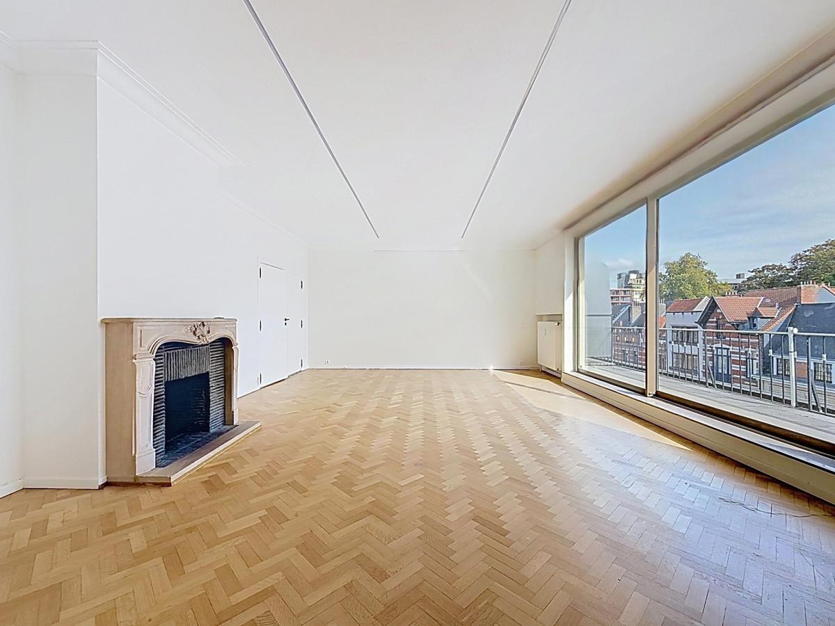 Étoile / ULB : appartement + parking + terrasse sur le toit
