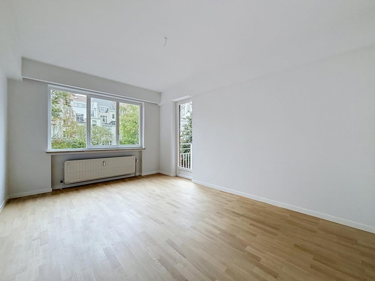 Lepoutre / Pl. Brugmann : Bel appartement + balcon