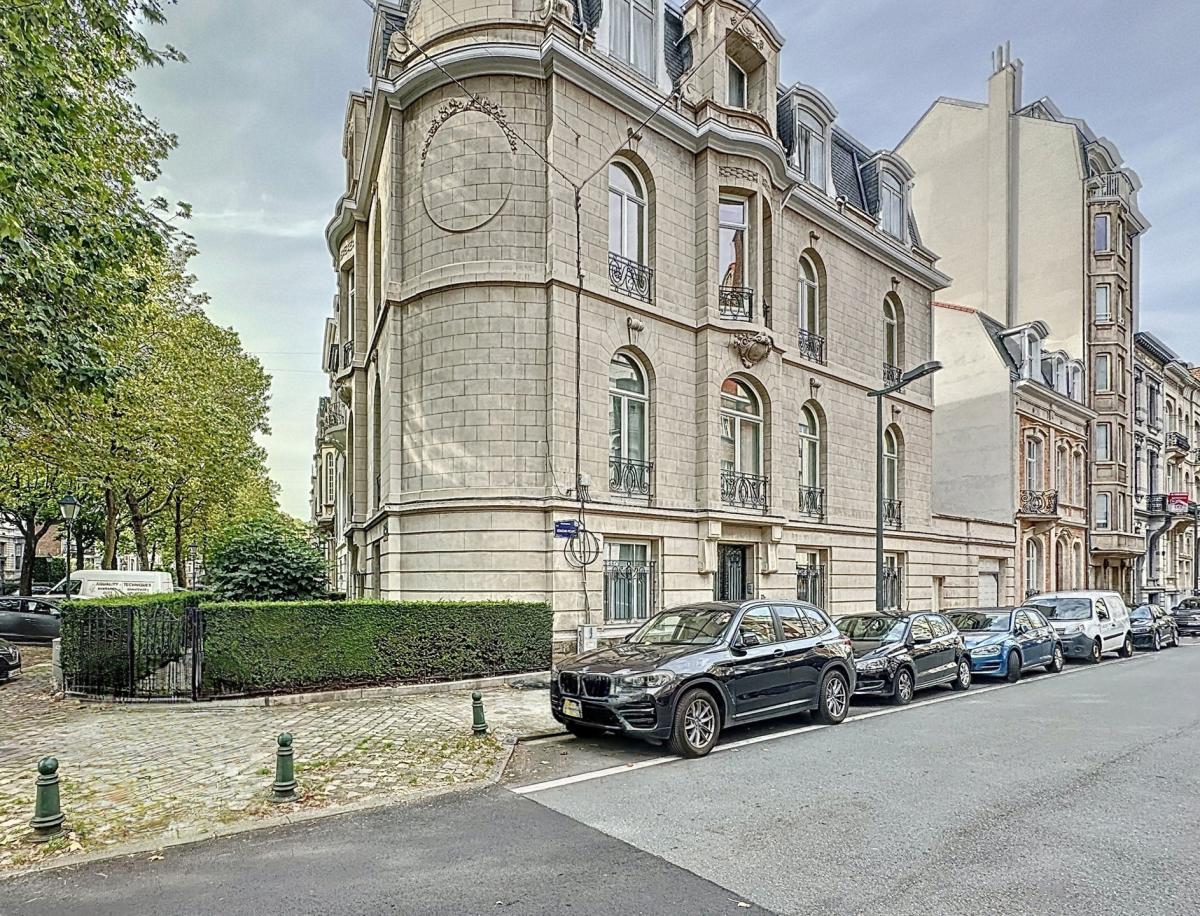 Pl. Brugmann : Sublime appartement de caractère rénové