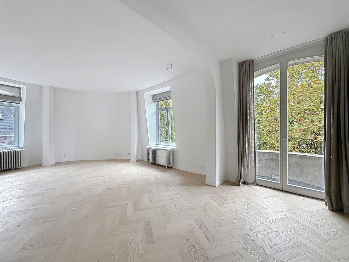 Pl. Brugmann : Sublime appartement de caractère rénové