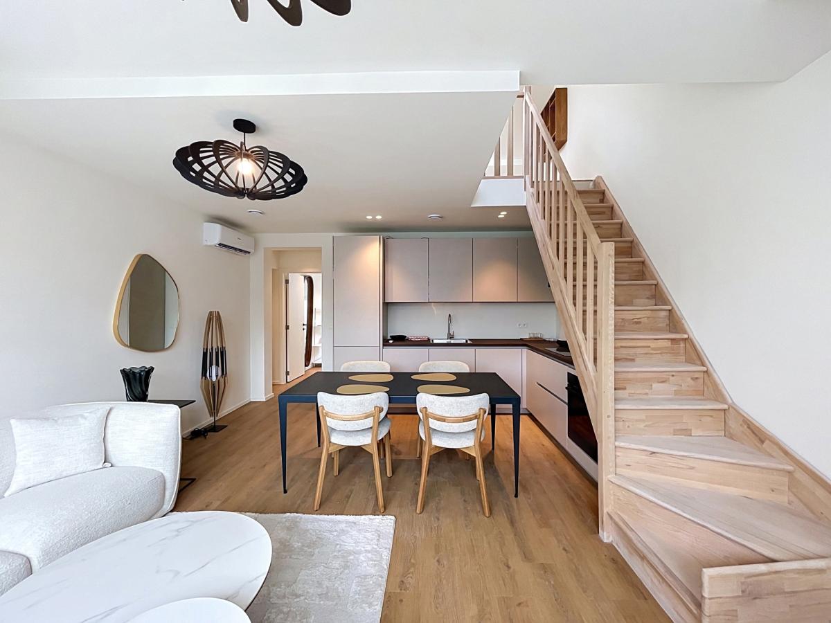 Cinquantenaire - Magnifique duplex 3 ch. rénové et meublé