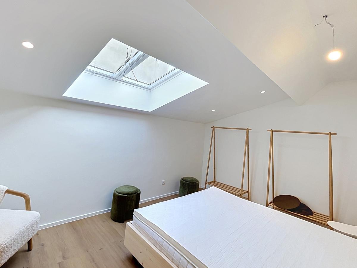 Cinquantenaire - Magnifique duplex 3 ch. rénové et meublé