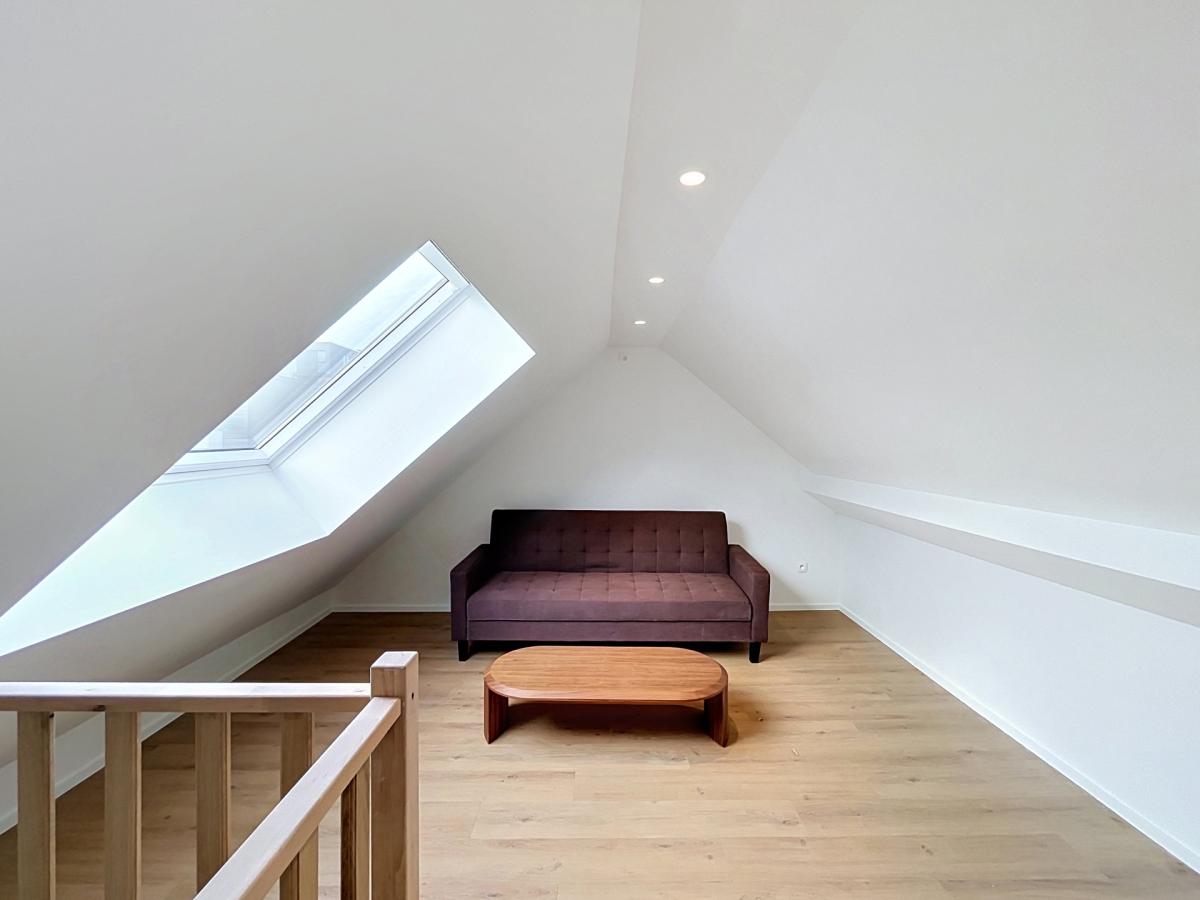 Cinquantenaire - Magnifique duplex 3 ch. rénové et meublé