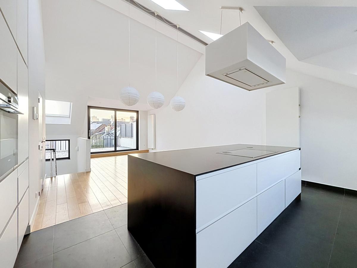 Pl. Brugmann : Superbe duplex penthouse rénové