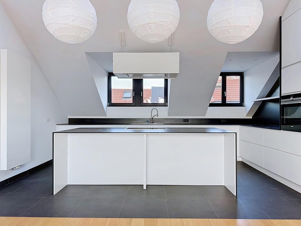 Pl. Brugmann : Superbe duplex penthouse rénové