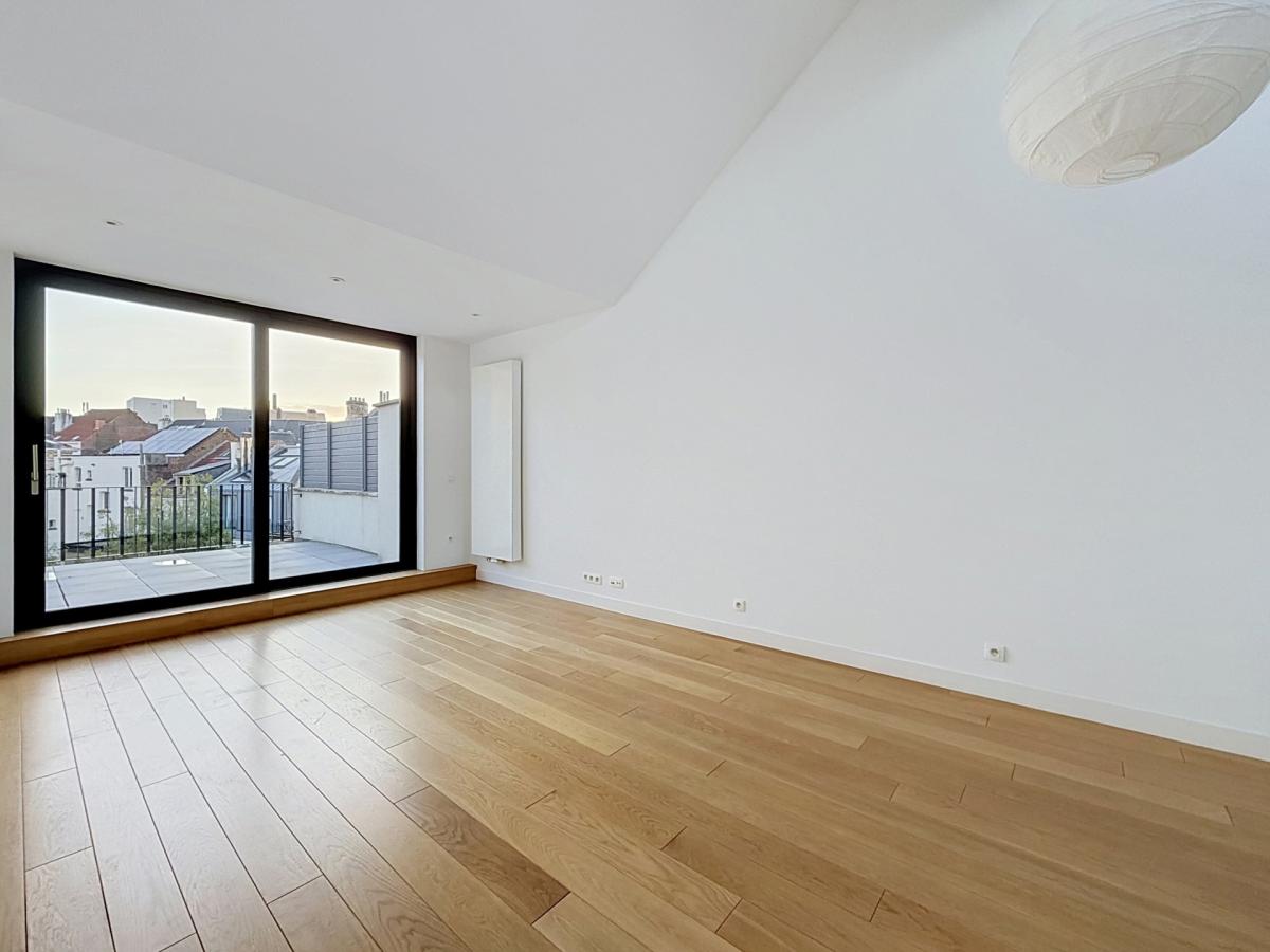 Pl. Brugmann : Superbe duplex penthouse rénové