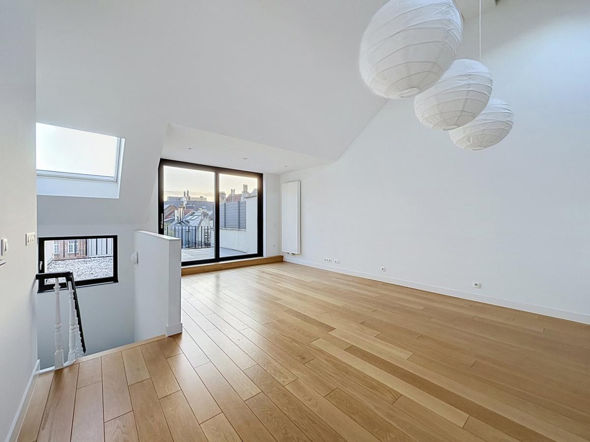 Pl. Brugmann : Superbe duplex penthouse rénové