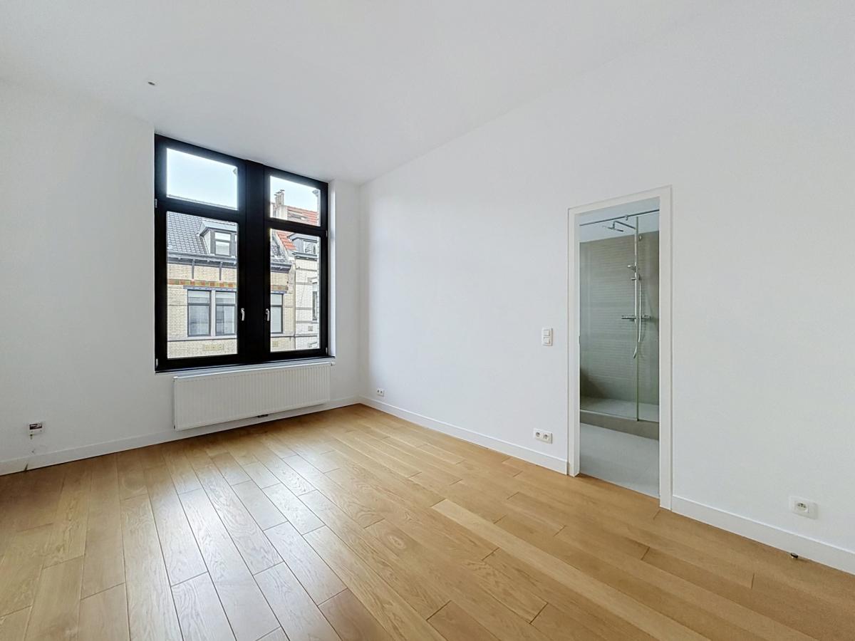 Pl. Brugmann : Superbe duplex penthouse rénové