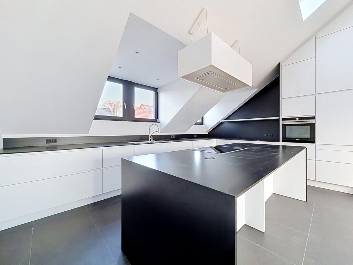 Pl. Brugmann : Superbe duplex penthouse rénové
