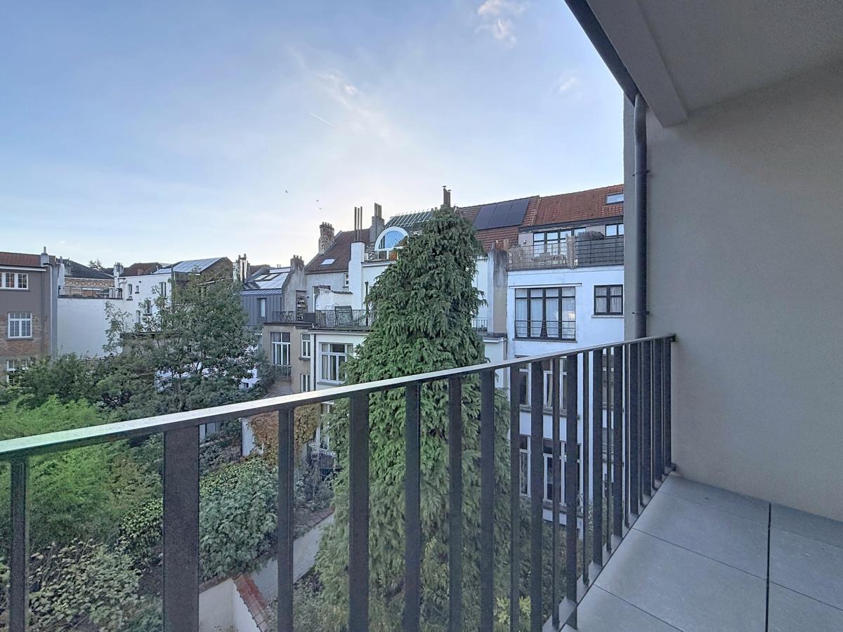Pl. Brugmann : Superbe duplex penthouse rénové