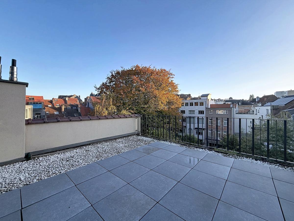 Pl. Brugmann : Superbe duplex penthouse rénové