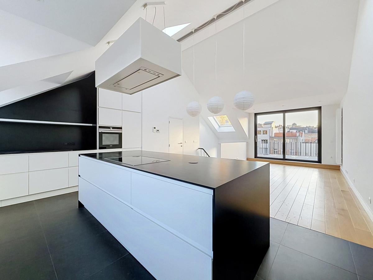 Pl. Brugmann : Superbe duplex penthouse rénové
