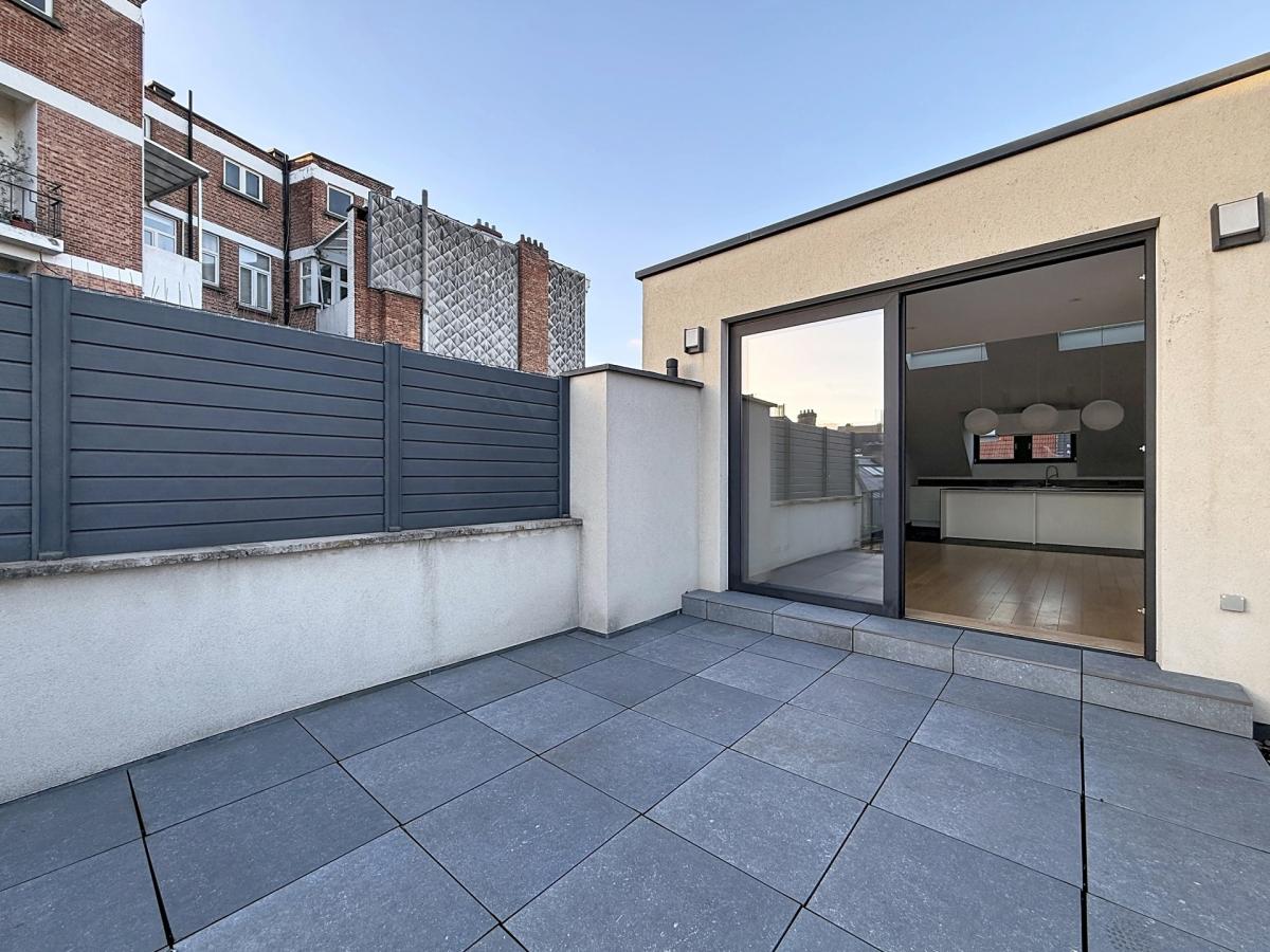 Pl. Brugmann : Superbe duplex penthouse rénové