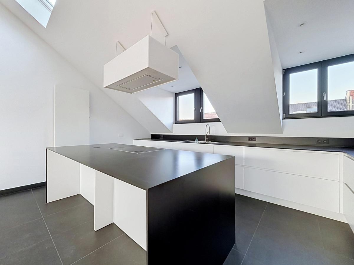 Pl. Brugmann : Superbe duplex penthouse rénové