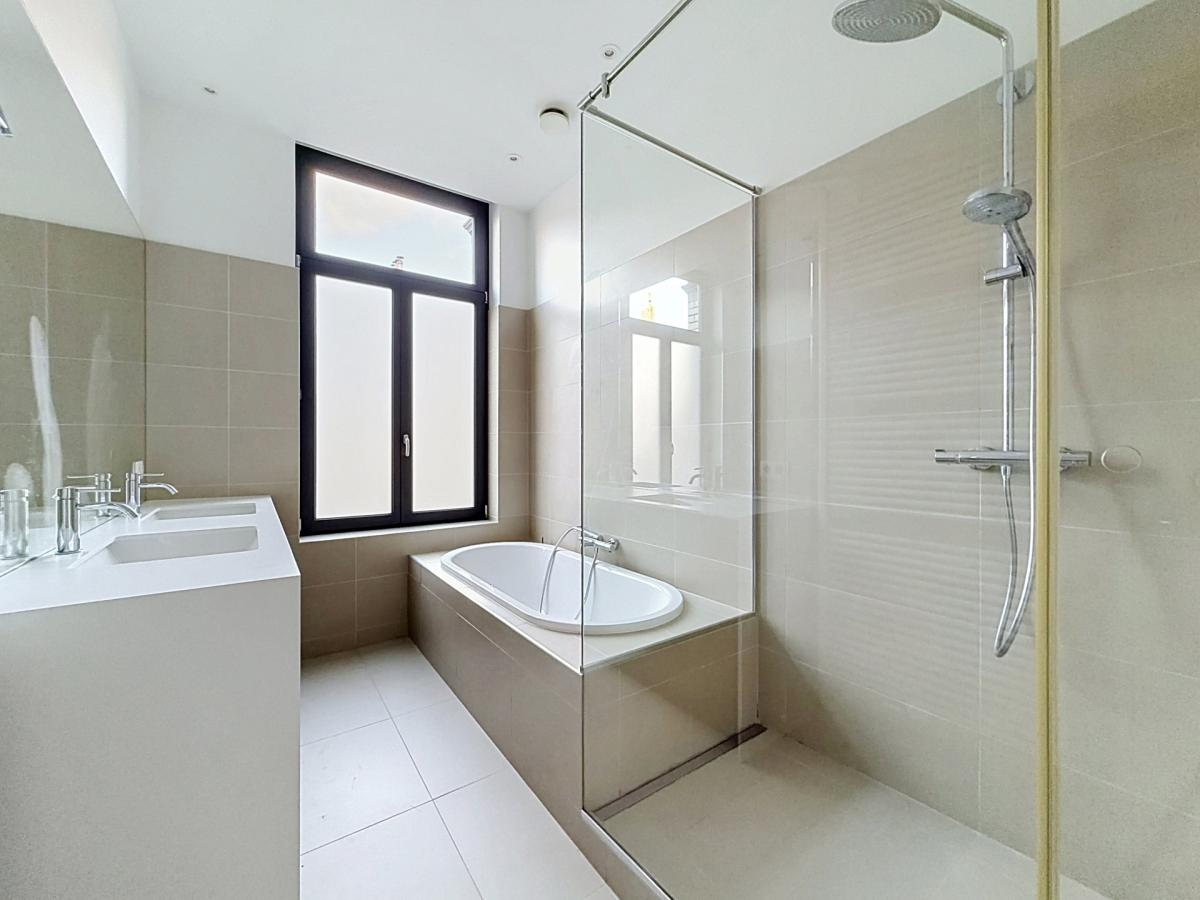Pl. Brugmann : Superbe duplex penthouse rénové