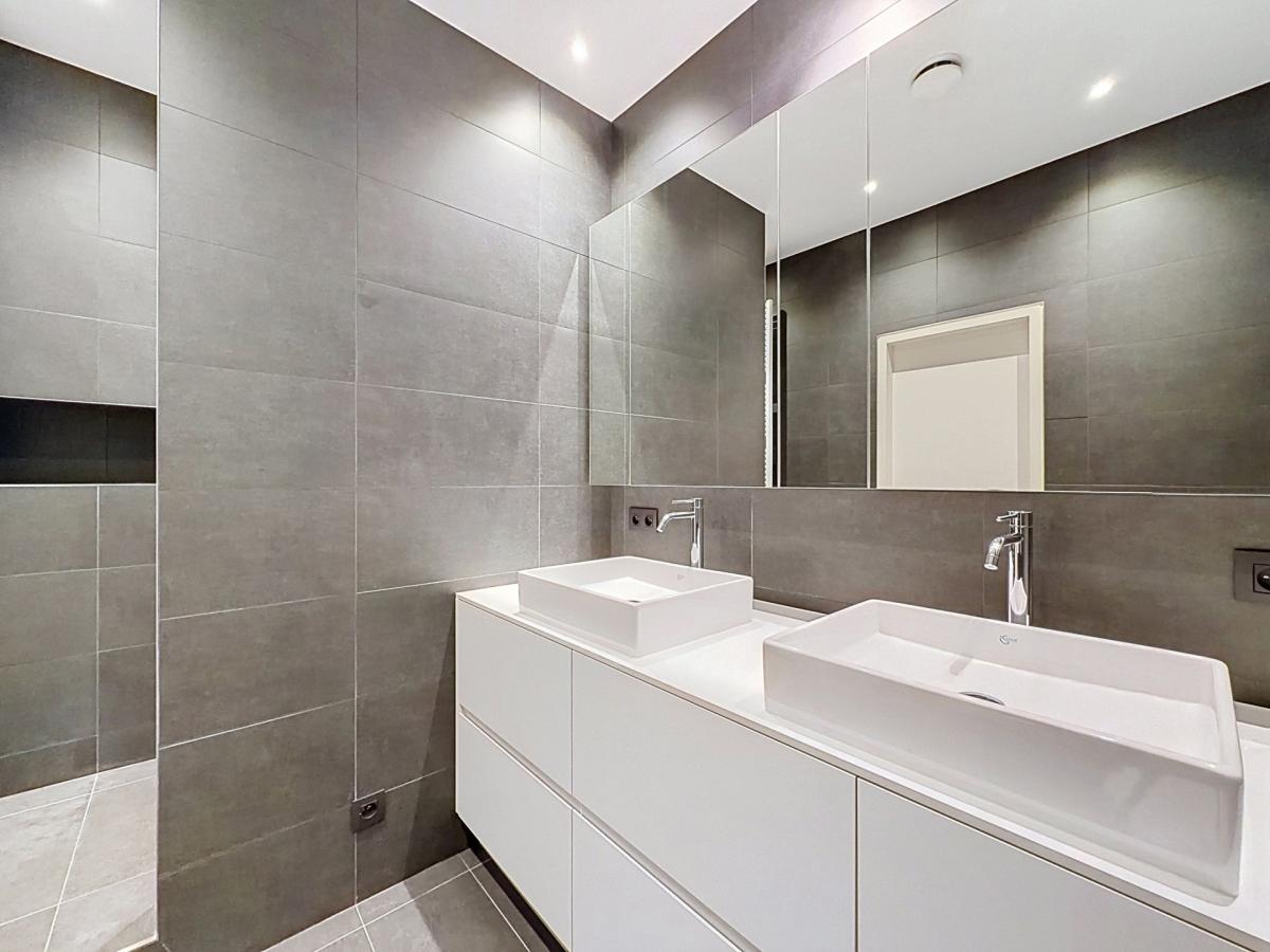 Pl. Brugmann : Superbe duplex penthouse rénové