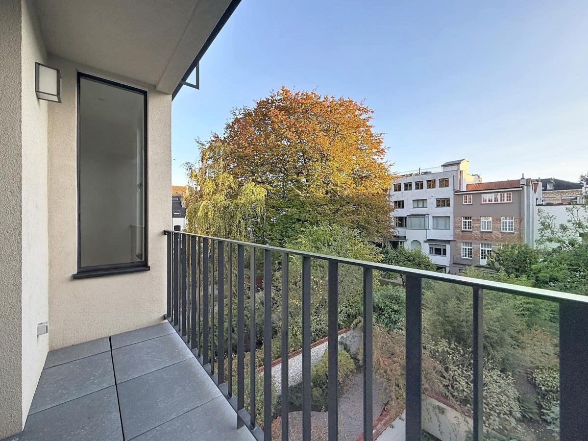 Pl. Brugmann : Superbe duplex penthouse rénové