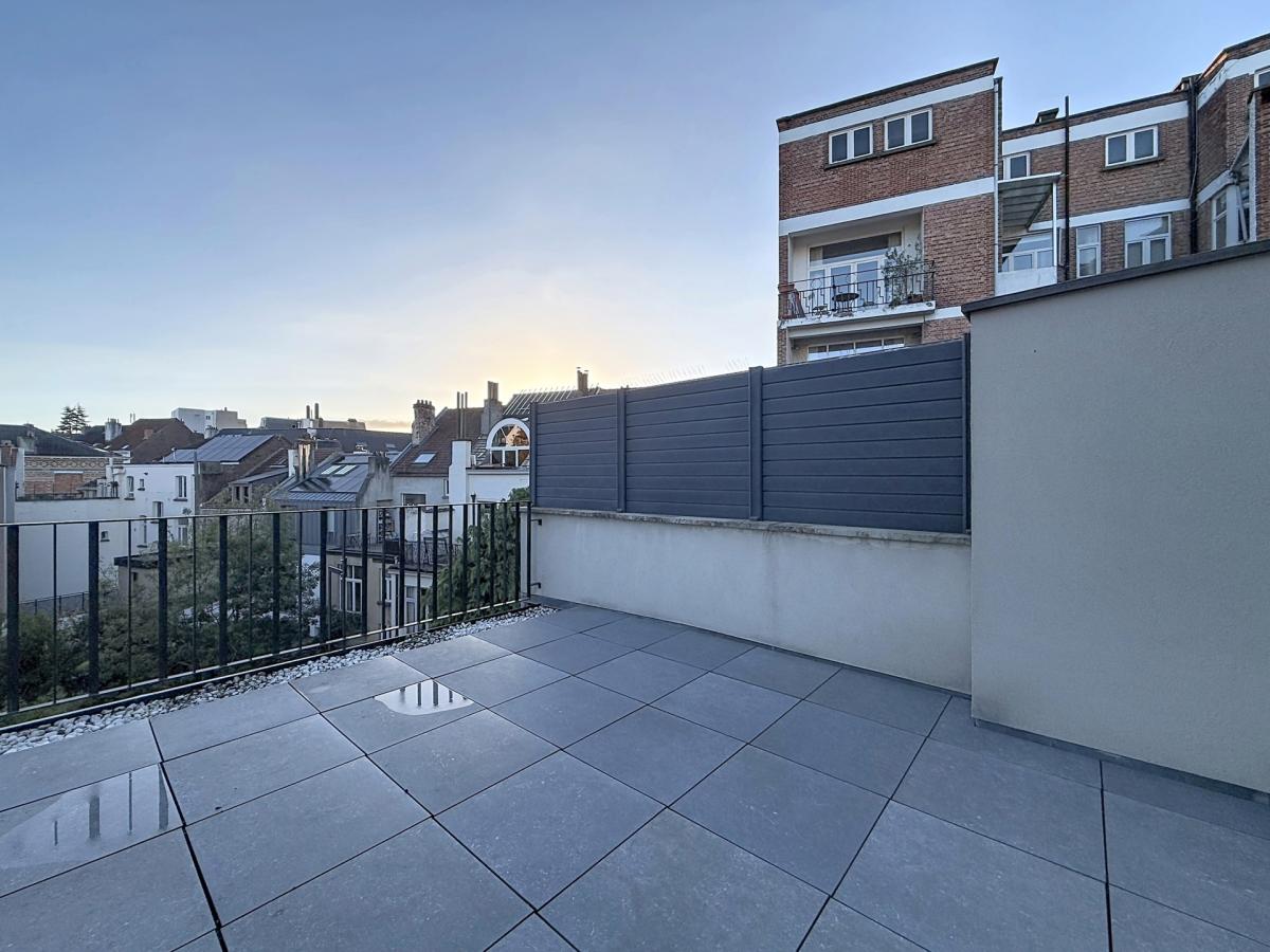 Pl. Brugmann : Superbe duplex penthouse rénové