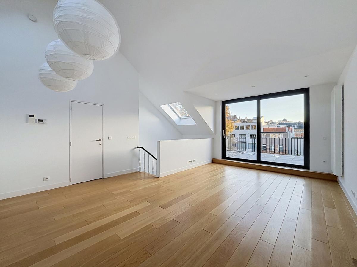 Pl. Brugmann : Superbe duplex penthouse rénové